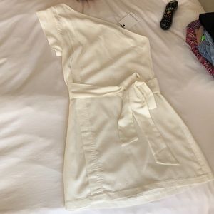 One shoulder white fitted tunic